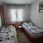 By Ernes Hall krevet i doručak *