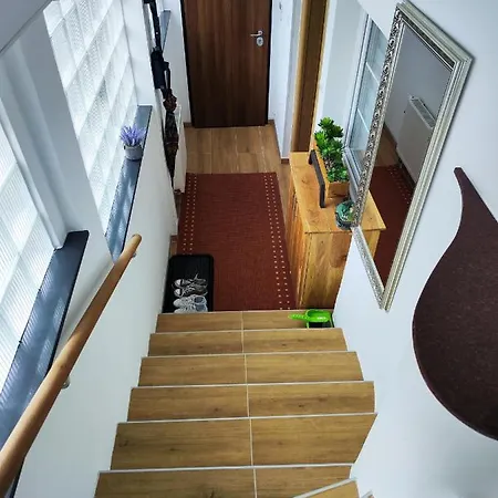 By Ernes Hall Couette-café *