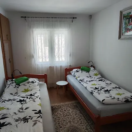 By Ernes Hall Bed and breakfast *