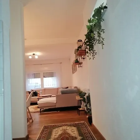 By Ernes Hall Couette-café *