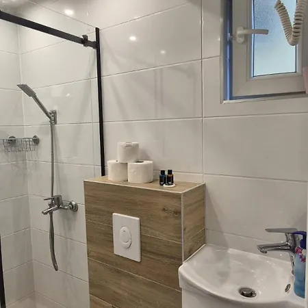 By Ernes Hall Couette-café *