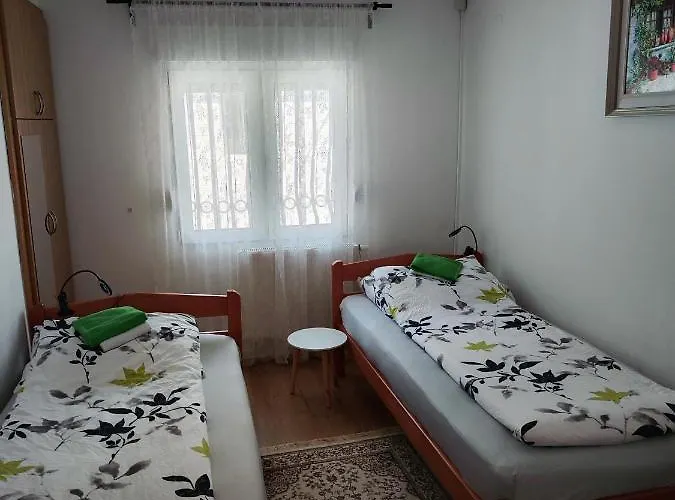 By Ernes Hall krevet i doručak *