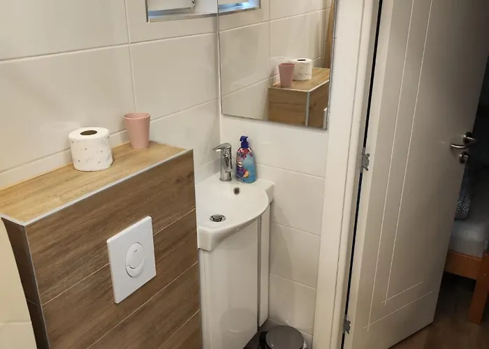 krevet i doručak By Ernes Hall *